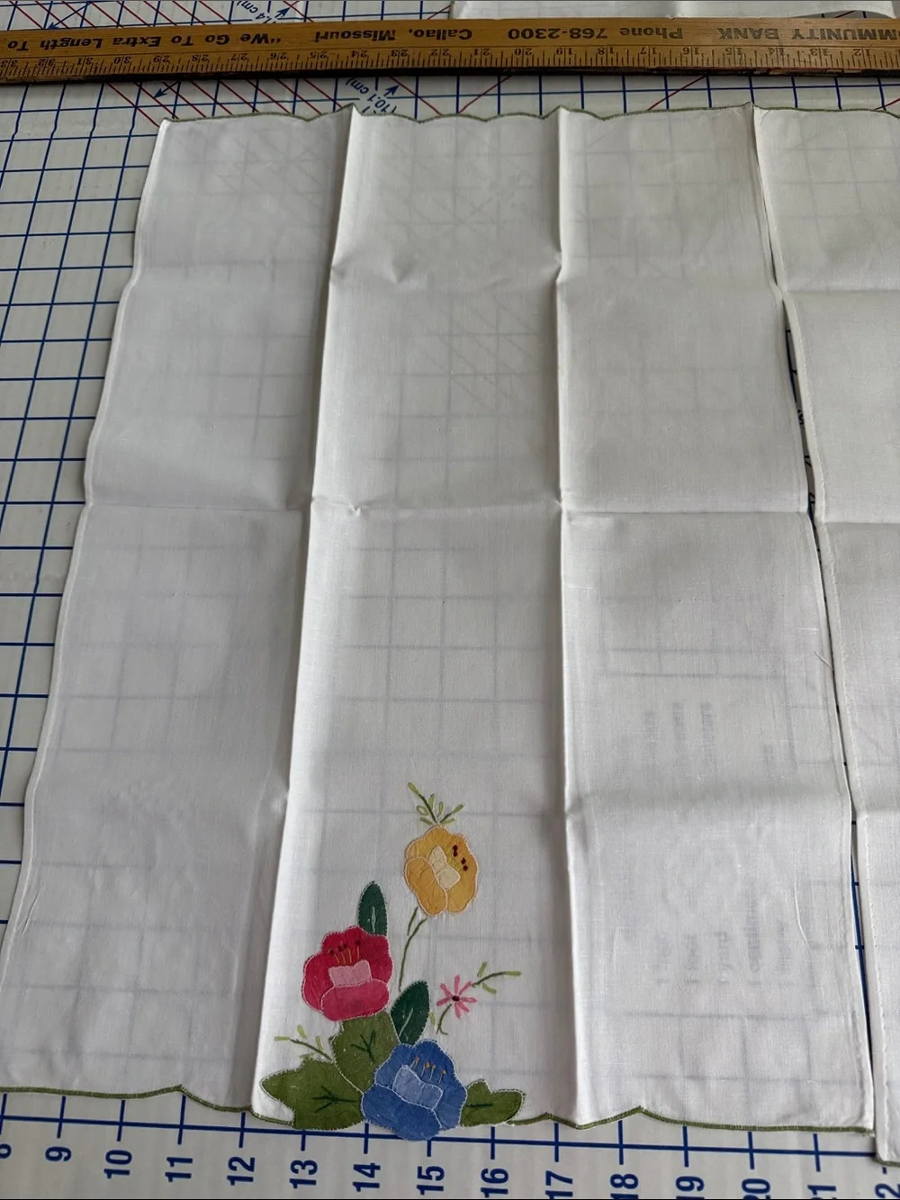 Vintage Appliqué Floral Tablecloth & 3 Napkins Cutwork Lace 1970s 4 Pc Set